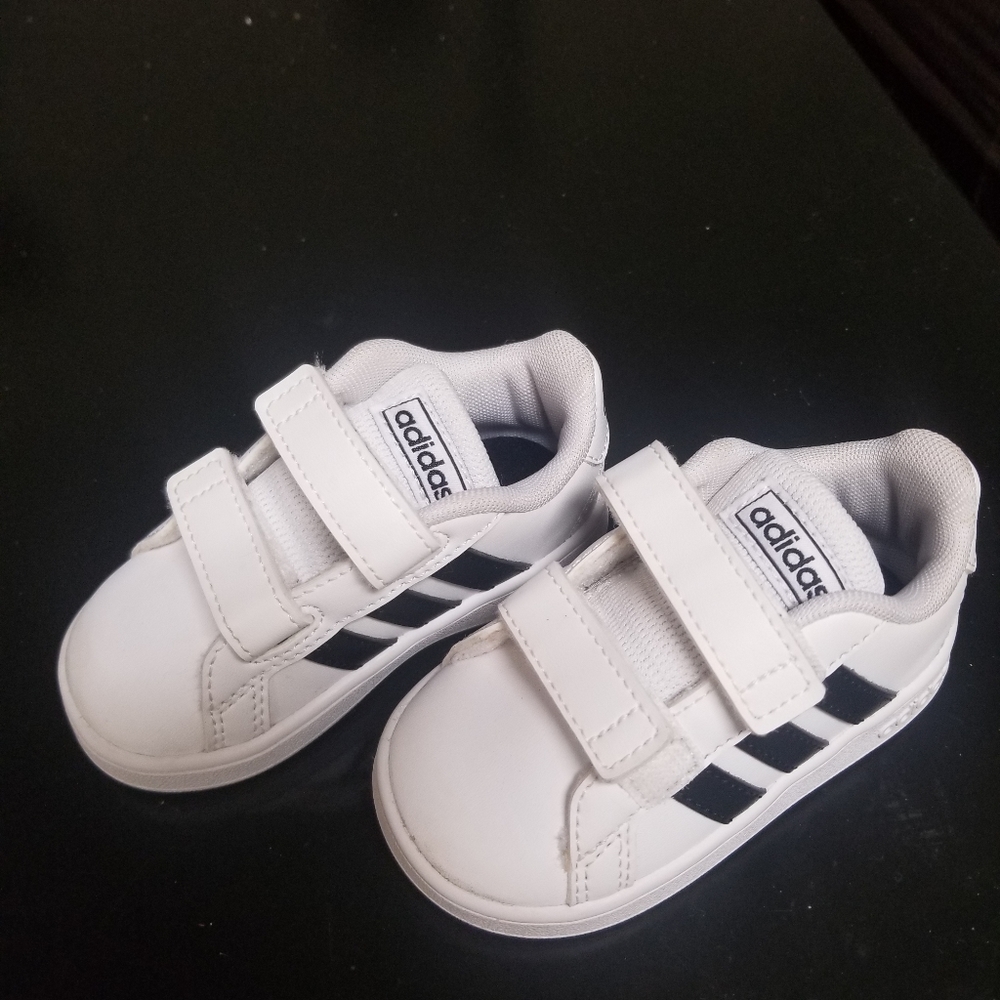 ize 5 Adidas Grand Court